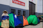 Fanáticos duermen por días para conseguir entradas del Bolivia vs. Brasil en El Alto