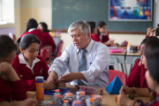 Anuncian aumento para más de 426 mil docentes del sector público en Perú