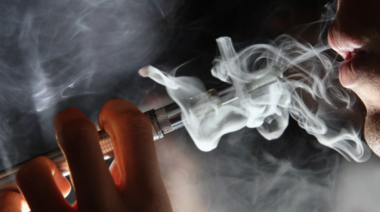 Uruguay da un golpe firme contra el vapeo y el tabaco calentado: prohíbe su venta y publicidad