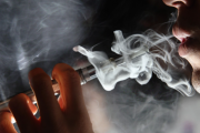 Uruguay da un golpe firme contra el vapeo y el tabaco calentado: prohíbe su venta y publicidad