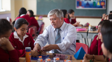 Anuncian aumento para más de 426 mil docentes del sector público en Perú