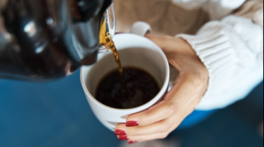 ¿Café para una vida larga? Un nuevo estudio revela que beberlo entre los 50 y 60 años puede ayudarte a envejecer sano