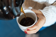 ¿Café para una vida larga? Un nuevo estudio revela que beberlo entre los 50 y 60 años puede ayudarte a envejecer sano