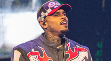 Chris Brown queda libre bajo fianza millonaria en Londres por presunta agresión con botella