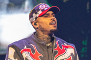 Chris Brown queda libre bajo fianza millonaria en Londres por presunta agresión con botella