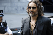 Russell Brand se declara “no culpable”