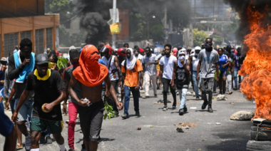 Haití bajo fuego: miles protestan contra la inseguridad bajo control de una banda armada