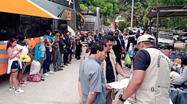 PNP intercepta bus con 40 migrantes irregulares en Tumbes