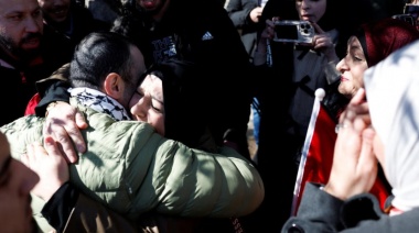 Rehenes israelíes liberados y 369 prisioneros palestinos retornan a Gaza
