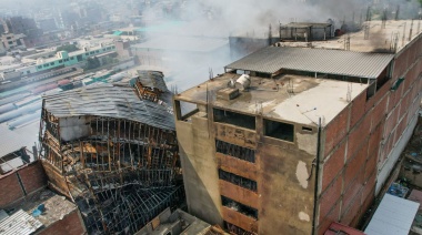 Derrumbes complican labores de bomberos en el gran incendio de Barrios Altos: más de 36 horas de lucha