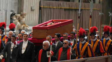 Así será la tumba del papa Francisco: Sencilla, en tierra y con su cruz del Buen Pastor