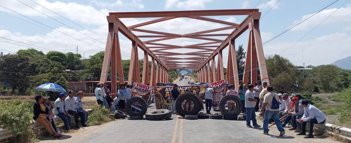 Paro agrario bloquea vías en cinco regiones y presiona al Gobierno