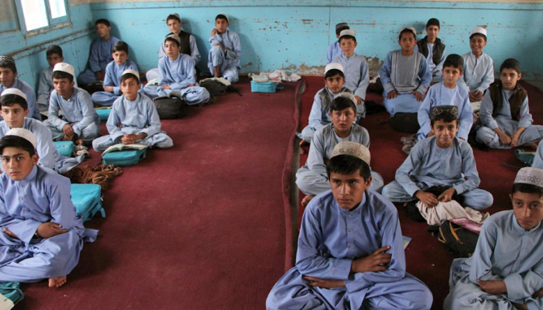 Talibanes imponen uniforme religioso obligatorio a estudiantes varones en Kabul