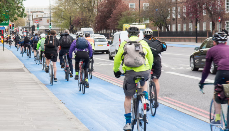 Andar en bicicleta puede ser hasta 4 veces más eficiente que caminar: lo dice la ciencia