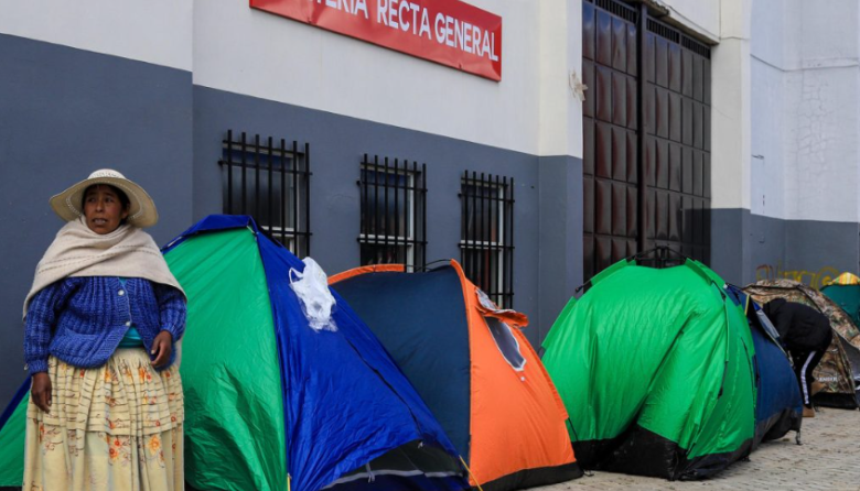 Fanáticos duermen por días para conseguir entradas del Bolivia vs. Brasil en El Alto