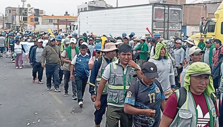 Paro minero bloquea vías y paraliza transporte en Arequipa