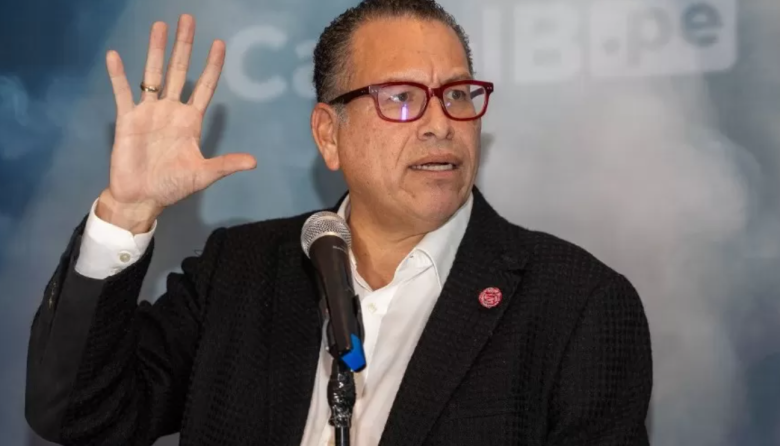 Phillip Butters renuncia tras cuestionamientos del partido