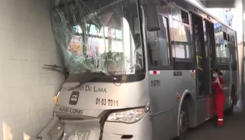 Bus del Metropolitano choca contra puente México y deja decenas de heridos