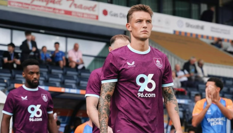 Oliver Sonne deja la Premier League y jugará junto a Joao Grimaldo en Sparta Praga