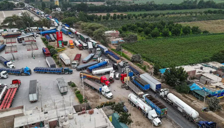 Huaico bloquea la Panamericana Sur y paraliza el tránsito por kilómetros