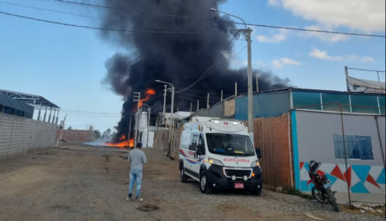 Incendio fuera de control en planta de aceite en Tacna: explosiones y falta de insumos complican respuesta