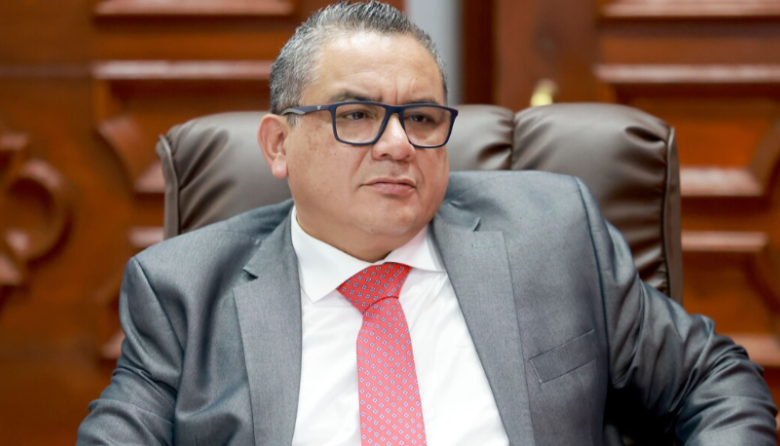 Acusan a Santiváñez de estafa: exPNP denuncia pago de S/12 mil por defensa inexistente