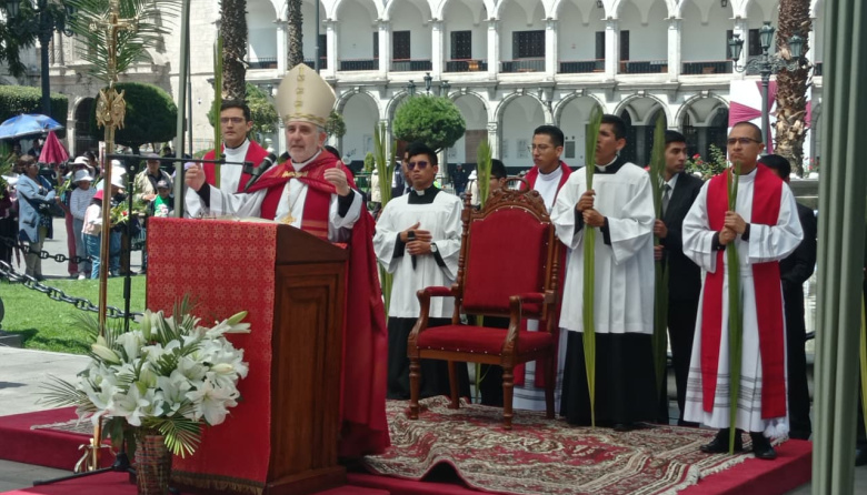 Domingo de Ramos: Arzobispo de Arequipa presidió multitudinaria celebración en la Plaza de Armas