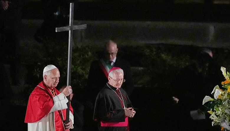 Papa León XIV protagoniza histórico gesto al cargar la cruz en Viernes Santo