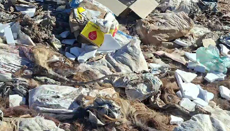 Hallan restos de animales en botadero clandestino cerca de Ruta del Sillar