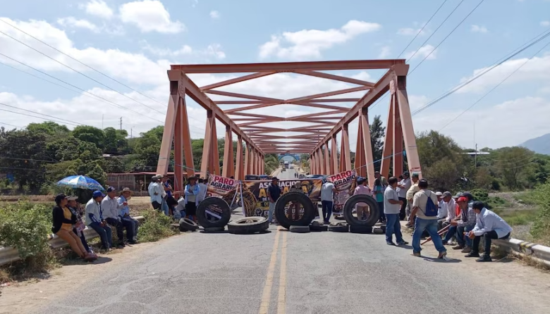 Paro agrario bloquea vías en cinco regiones y presiona al Gobierno