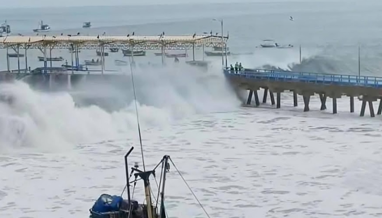 Marina activa alerta roja por oleajes extremos en la costa peruana