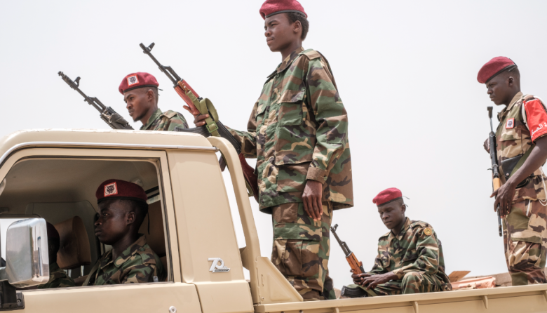 Ejército sudanés recupera zona clave y presiona a paramilitares