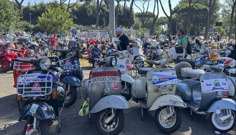 Miles celebran 80 años de Vespa en multitudinario desfile en Roma