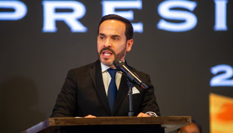 Presidente electo suspende transición por disputa con Gustavo Petro