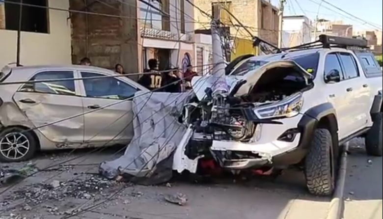 Camioneta choca contra poste y vehículo estacionado en Arequipa