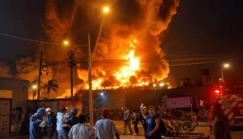 Voraz incendio consume fábrica de cosméticos y alarma a vecinos de Los Olivos