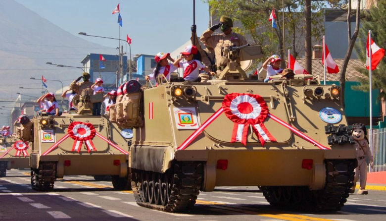 Padres ocupan espacios desde la noche para ver la Parada Militar