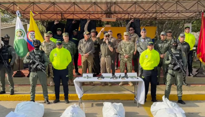 Presidente de Colombia exhibe cadáveres de cuatro abatidos durante operativo policial