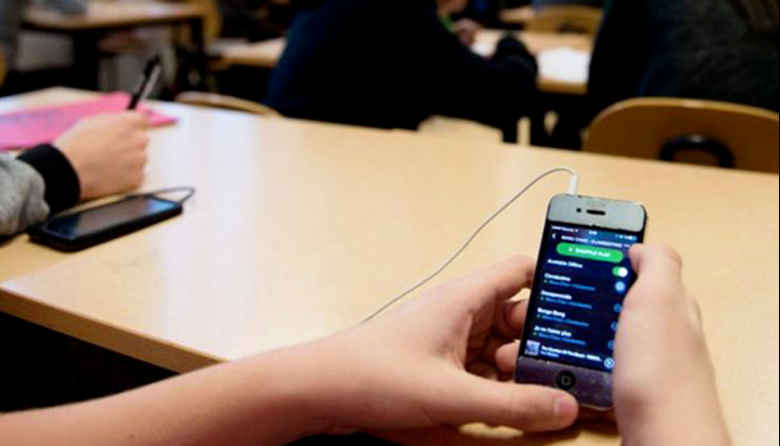 Colegio Independencia Americana restringe celulares para mejorar atención estudiantil