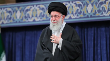 Líder supremo de Irán acusa a Estados Unidos y Europa por tensiones en Oriente Medio y justifica ataque a Israel