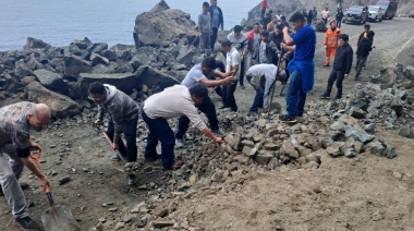 Desprendimiento de rocas bloquea la Panamericana Sur y deja vehículos varados