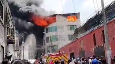 Fuerte incendio consume edificio de cinco pisos en el Cercado de Lima: Bomberos trabajan para controlar el siniestro