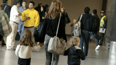 Ley permite a un solo padre autorizar viajes internacionales de menores por salud, estudios o competencias