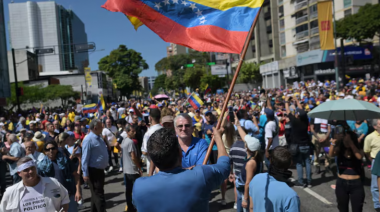 Opositores y chavistas marchan en Caracas en manifestaciones paralelas