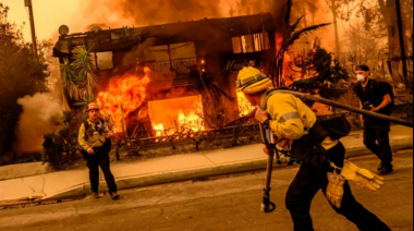 Diez muertos y más de 10.000 estructuras afectadas por los incendios activos en Los Ángeles