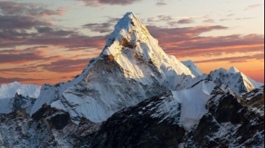 Nepal sube a 15.000 dólares el precio de escalar el Everest y adopta nuevas regulaciones medioambientales