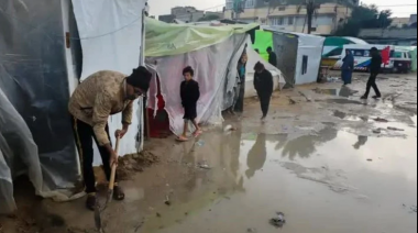 Inundaciones y bajas temperaturas dejan a miles de desplazados de Gaza a la intemperie