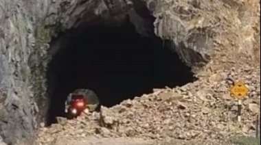 Derrumbe en la Carretera Central deja decenas de vehículos varados