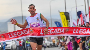 Eric Belizario Sucapuca se lleva el primer lugar en la Maratón Internacional Virgen de la Candelaria 2025