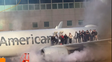 Incendio en avión de American Airlines tras aterrizaje en Denver deja 12 pasajeros hospitalizados